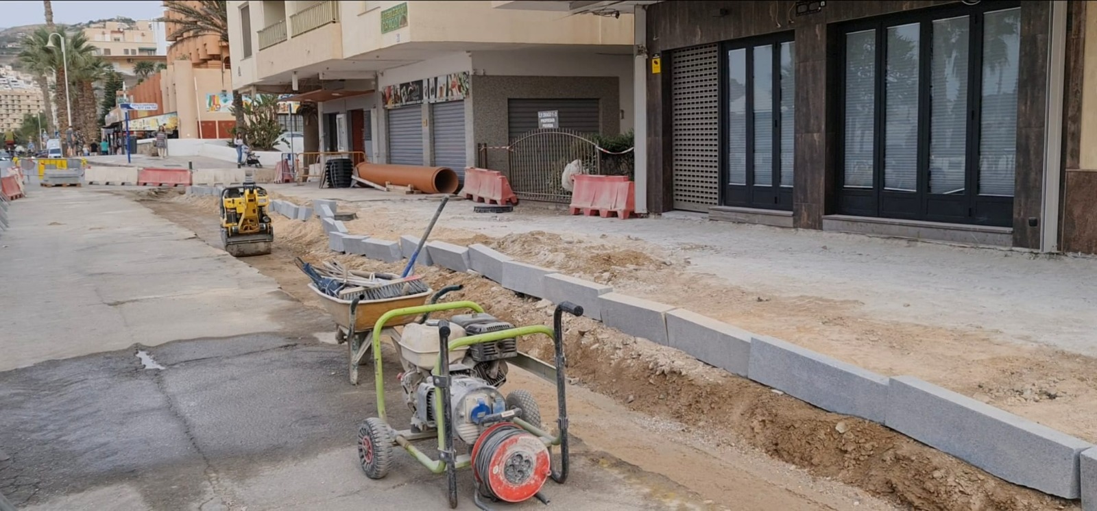 La Mancomunidad ejecuta las obras de renovacin de redes en la calle Guadix y Paseo de las Flores de Almucar